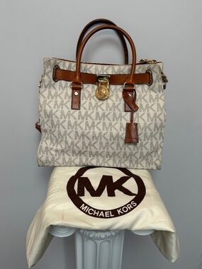 Michael Kors Hamilton Vanilla Jet Set Travel Tote Signature